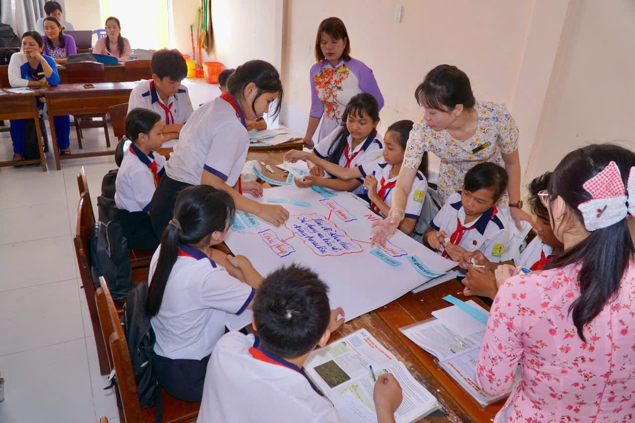 Sinh hoạt chuyên môn nghiên cứu bài học phân môn Địa Lí