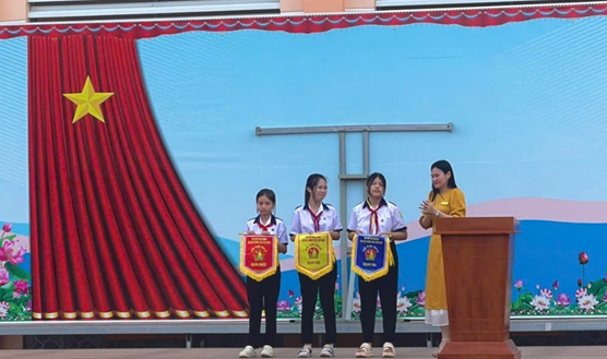 Đại diện các lớp nhận cờ luân lưu, ghi nhận thành tích trong hoạt động thi đua
